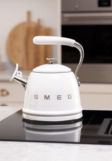 Kitchens-Review-Smeg-whistling-kettle