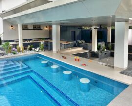 Kitchens-Review-KonigOutdoor-kitchen-with-swim-up-bar.