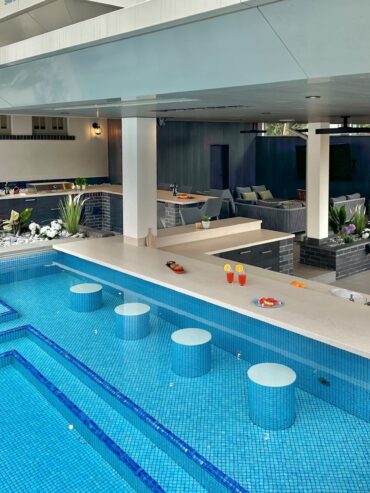 Kitchens-Review-KonigOutdoor-kitchen-with-swim-up-bar.