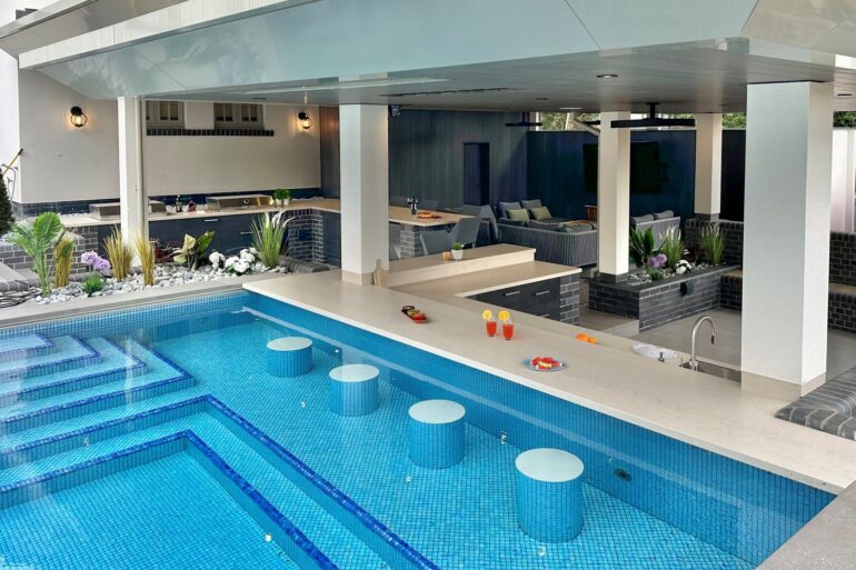 Kitchens-Review-KonigOutdoor-kitchen-with-swim-up-bar.