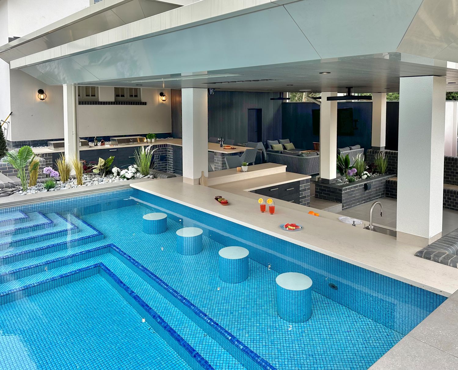 Kitchens-Review-KonigOutdoor-kitchen-with-swim-up-bar.