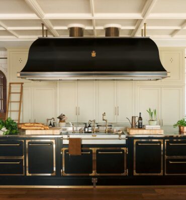 Kitchens-Review-TheClassicEnglishKitchen-deVOL