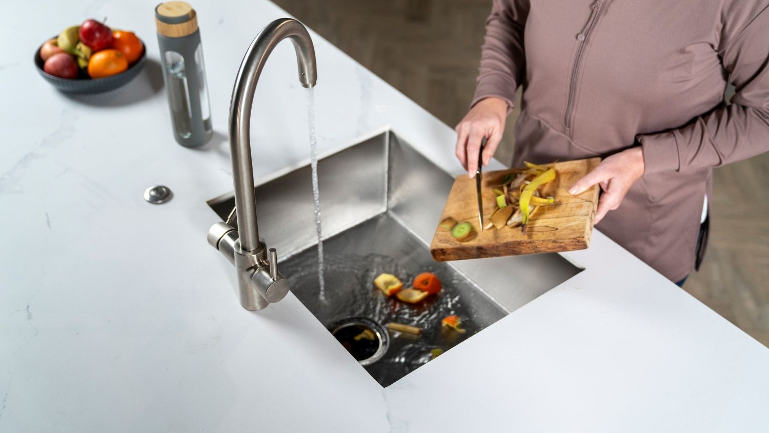 Kitchens-Review-InSinkErator-Food-Waste-Disposer-Cleaning-Plate